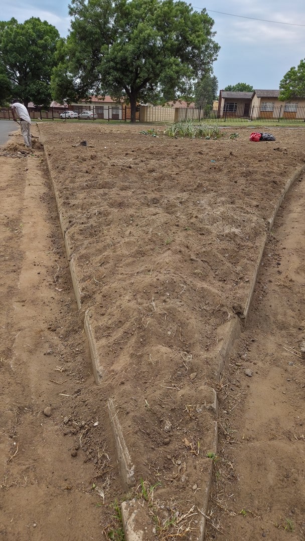 Voorbereide stuk grond in Strijdomstraat waar die Tuin van iets besonders in Ermelo geskep gaan word