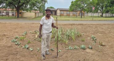 Lucky Nkosi besig om die Tuin van iets besonders in Ermelo skoon te maak en voor te berei vir aanplantings