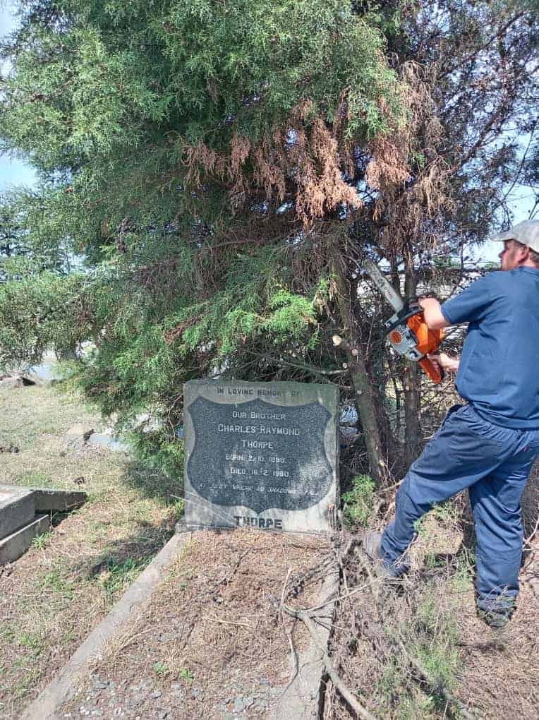 AfriForum-span sny gras en doen instandhouding by Chrissiesmeer se begraafplaas.