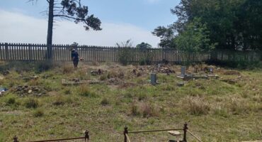 AfriForum-lede werk om die begraafplaas in Chrissiesmeer skoon te maak en gras te sny.