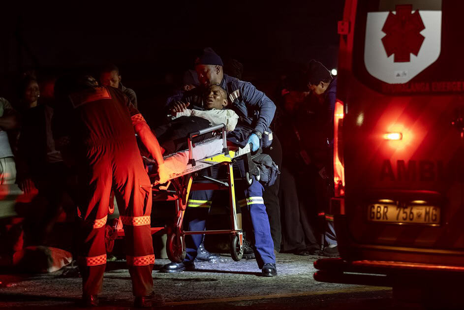 Pasiënt word deur nooddienste versorg en vervoer tydens minibus-taxi ongeluk op Hendrina-pad