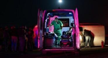 EMS-paramedici op die toneel van die ongeluk