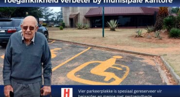 Bejaarde inwoner gebruik die nuwe parkeerarea vir gestremdes en bejaardes by Msukaligwa kantore.
