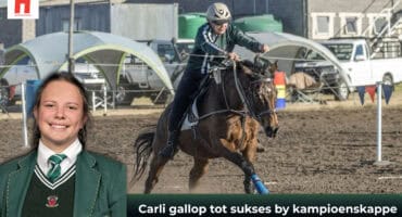 Carli Huber van Hoërskool Ermelo galop tydens ’n kompetisie, met ’n insetportret van haar in skooldrag.