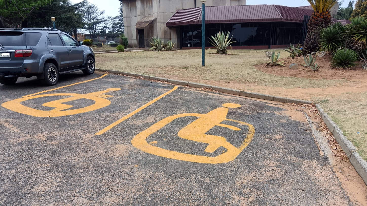 Nuwe parkeerareas spesiaal geskep vir gestremdes en bejaardes by Msukaligwa kantore