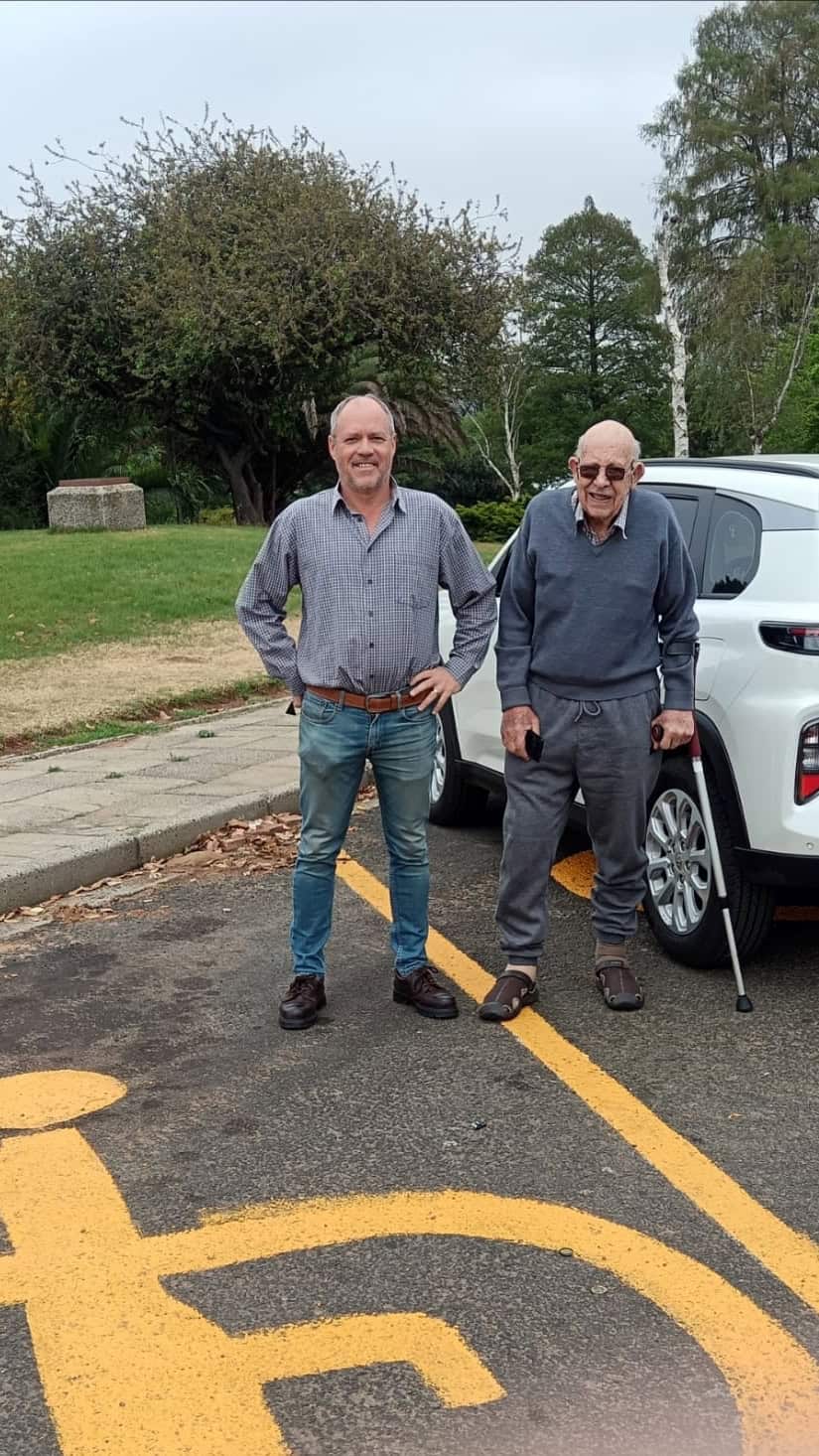 Shobie Arnoldi saam met ’n bejaarde inwoner by die nuwe gereserveerde parkeerplek