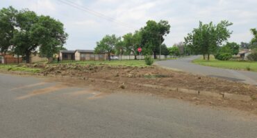 Die Strijdomstraat-terrein waar werk aan die “Tuin van iets besonders” reeds begin het, met voorbereidings vir aanplantings en versierings.
