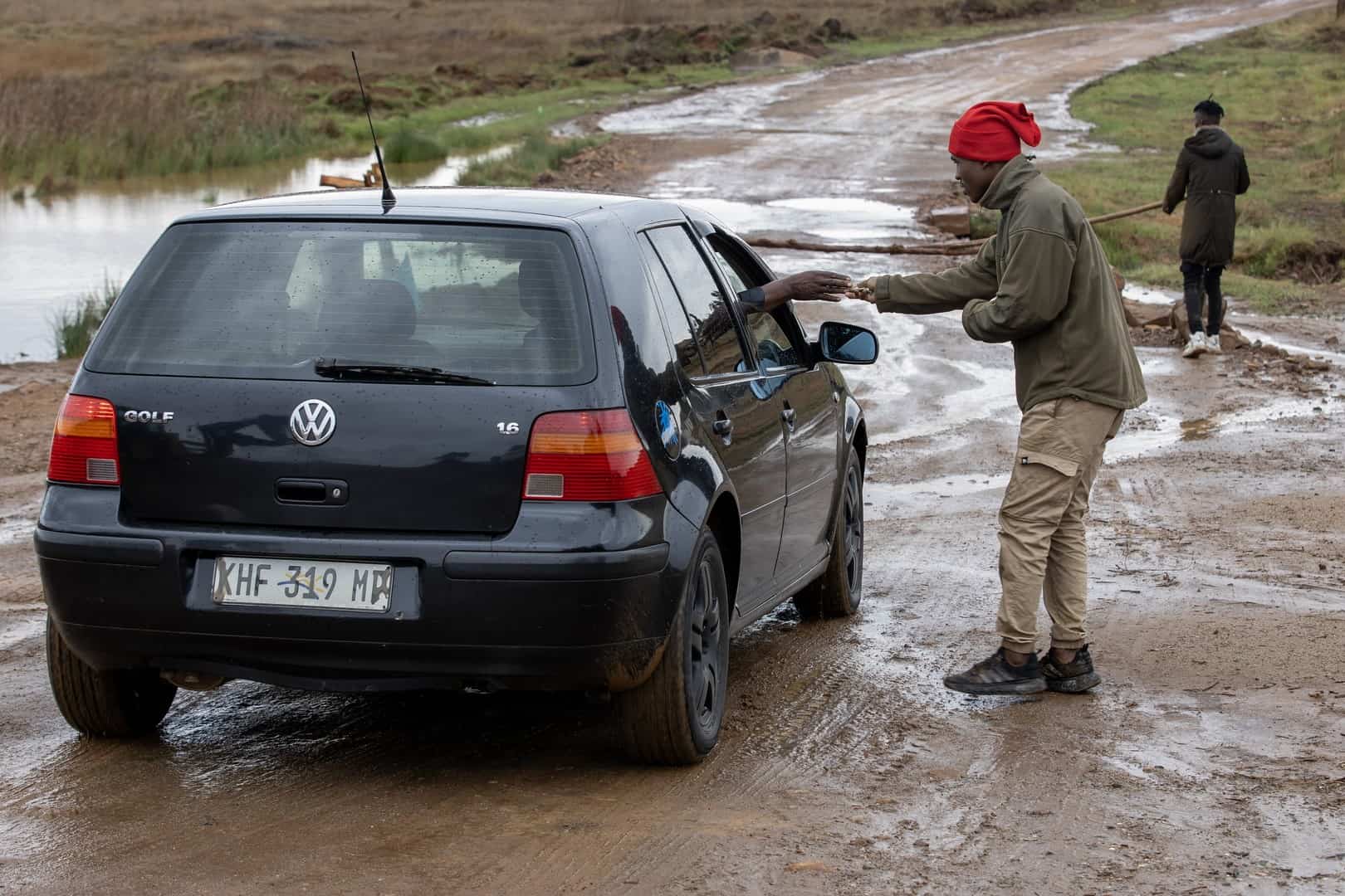 Motorists paying at the Nkabinde family’s makeshift toll gate in Chrissiesmeer for the final time before the P177 road reopened.