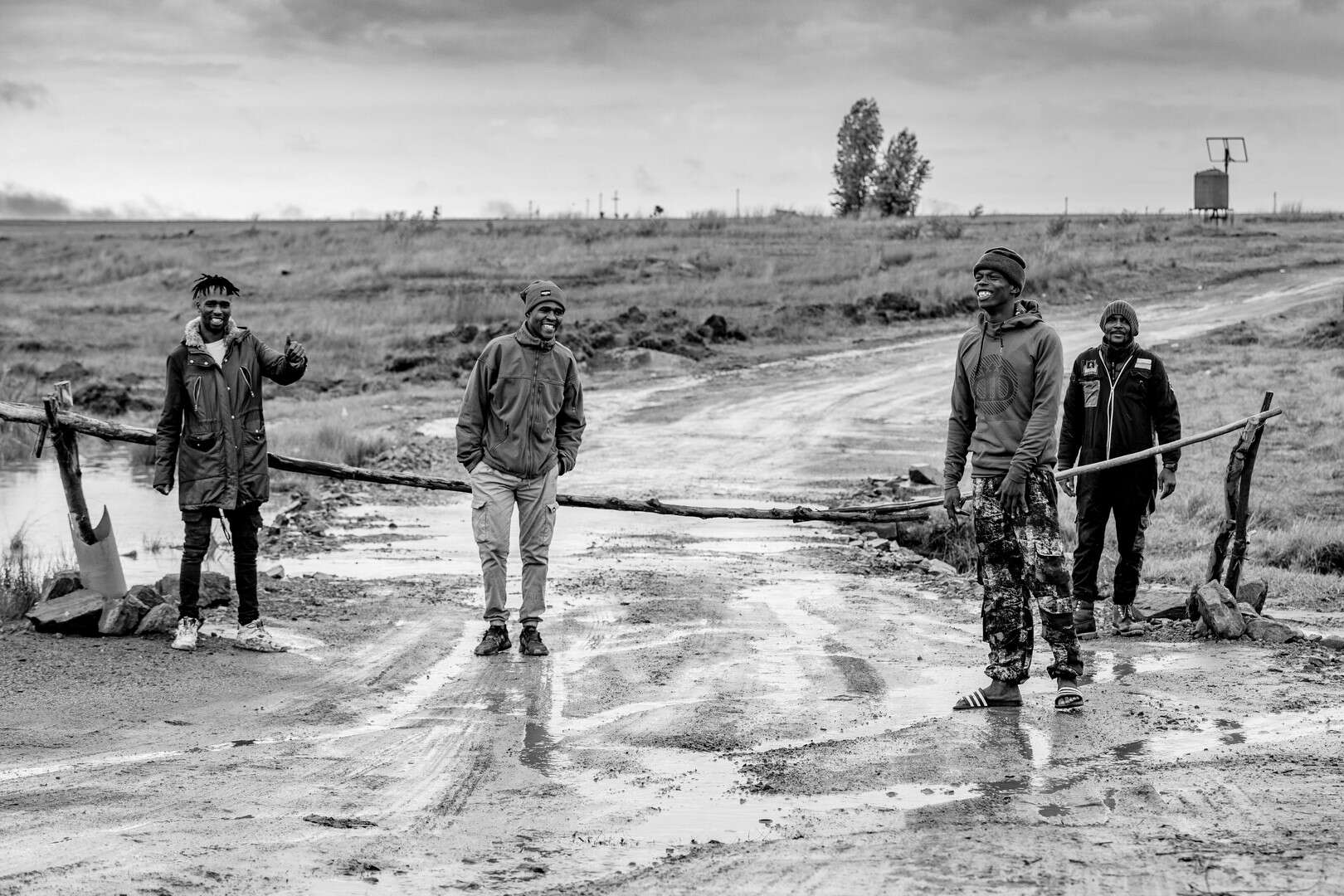 Members of the Nkabinde family manning their makeshift toll gate on the Chrissiesmeer–Carolina detour.