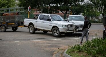 Twee bakkies, een met ‘n koei op ‘n sleepwa, na botsing by Oak Centre-kruising, Ermelo