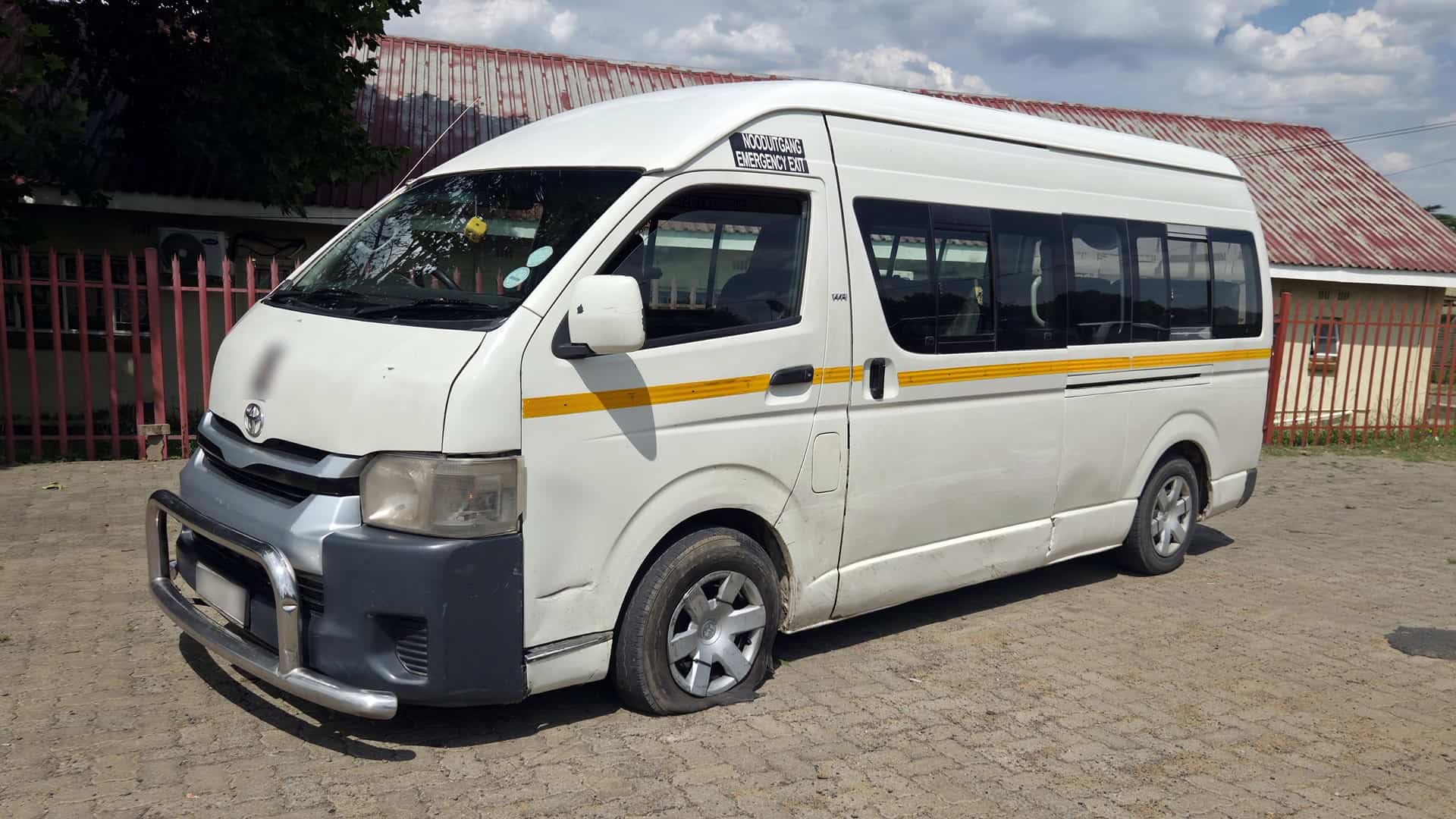 ’n Minibus wat skade opgedoen het ná ’n botsing by die Oosthuise- en Cemetery-aansluiting in Ermelo.