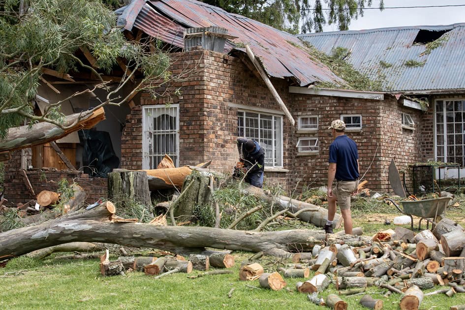 Van den Heevers-huis in Chrissiesmeer met skade van massiewe boomval en dorpenaars wat begin met opruimingswerk.