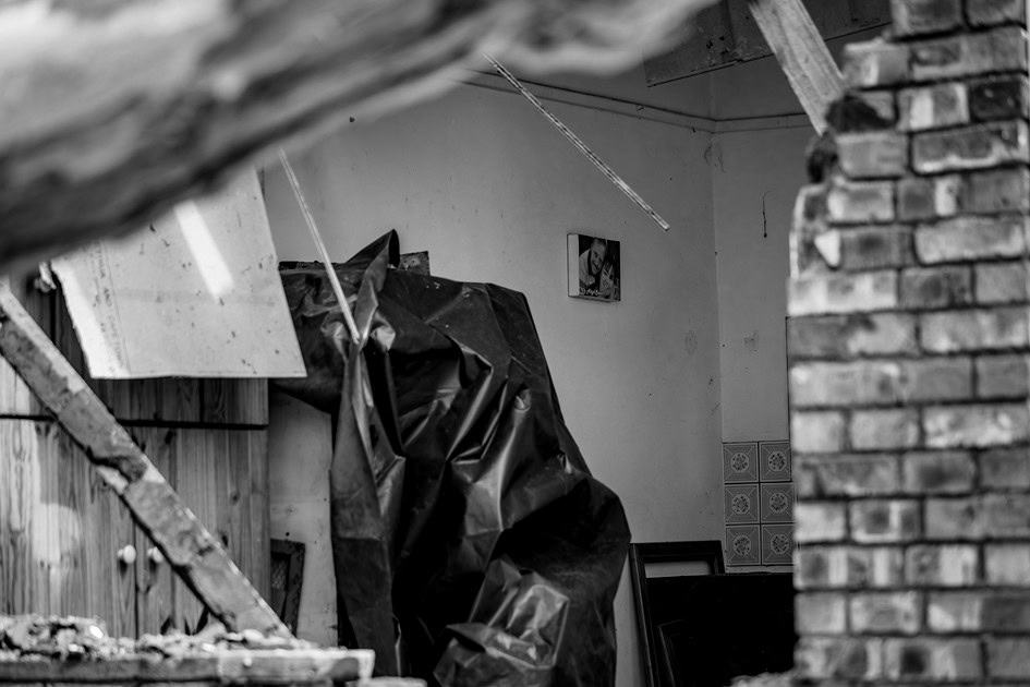Koos en Martelize in ’n omhelsing teen die muur van die Van den Heevers se slaapkamer ná die boomval, met die woorde “Vir altyd saam.”