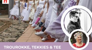 Bruide in hul trourokke wys hul tekkies tydens die Volle Evangelie Kerk se “Trourok en Tekkie Tee”, met ’n invoegsel van spreker Yvonne Dippenaar en die blomme-seuns.