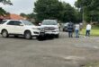 Twee voertuie, ’n Fortuner en ’n Land Cruiser, staan beskadig by die Brummer- en Malan-kruising in Ermelo ná ’n botsing.