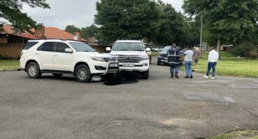 Twee voertuie, ’n Fortuner en ’n Land Cruiser, staan beskadig by die Brummer- en Malan-kruising in Ermelo ná ’n botsing.