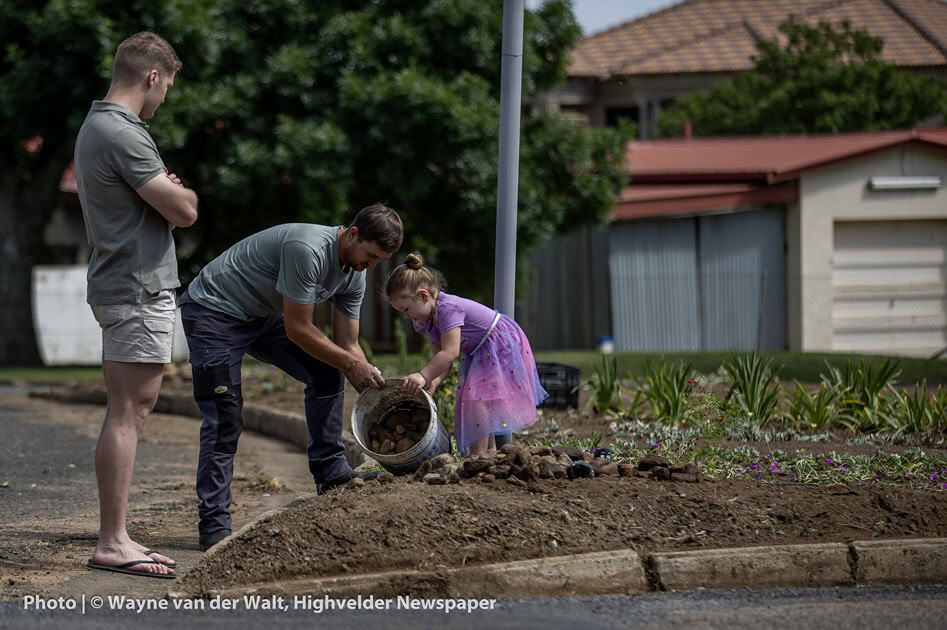 Cara en Jacques Snyman saam met Hubert Terblanch laai klippe af vir die Tuin van iets besonders