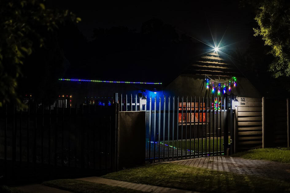 ’n Huis in Cloetestraat, Ermelo, met Kersliggies op die motorhek en dekoratiewe versierings in die vensters