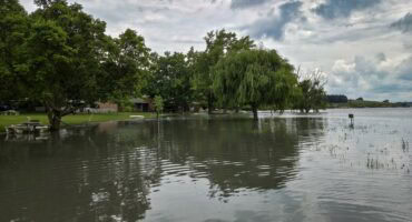 Gestygde watervlak by Genesaret-kampterrein waar water oor voorheen droë kampeerareas versprei het ná onlangse reën.