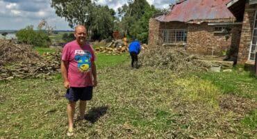 Stormskade aan die Van den Heever-gesin se huis in Chrissiesmeer nadat ’n groot bloekomboom tydens swaar reën geval het