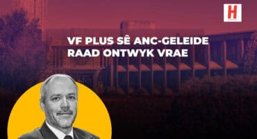 VF Plus-raadslid voor die Msukaligwa-munisipale gebou met grafiese ontwerp vir berig oor onbeantwoorde vrae aan die ANC-geleide raad.