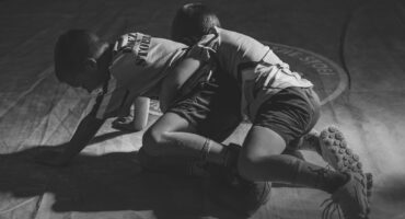 Twee jong stoeiers in aksie tydens ’n stoeitoernooi