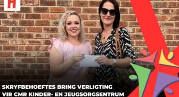 Marelize Kirk ontvang ’n skenking van Juliette Basson namens die Ermelo Kare Bearz in Ermelo