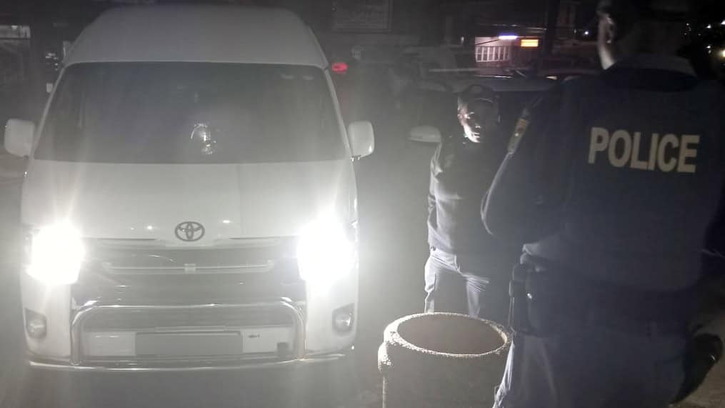 Voorkant van die Toyota Quantum met ’n SAPS-beampte by die voertuig in Ermelo