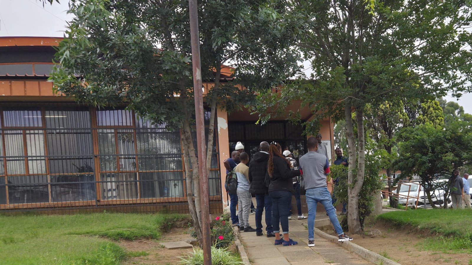 Scores of residents queue outside the Ermelo licensing offices amid ongoing service disruptions.