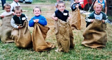 Kinders neem deel aan ’n spanningsvolle sakresies tydens die Hoëveld Skou.
