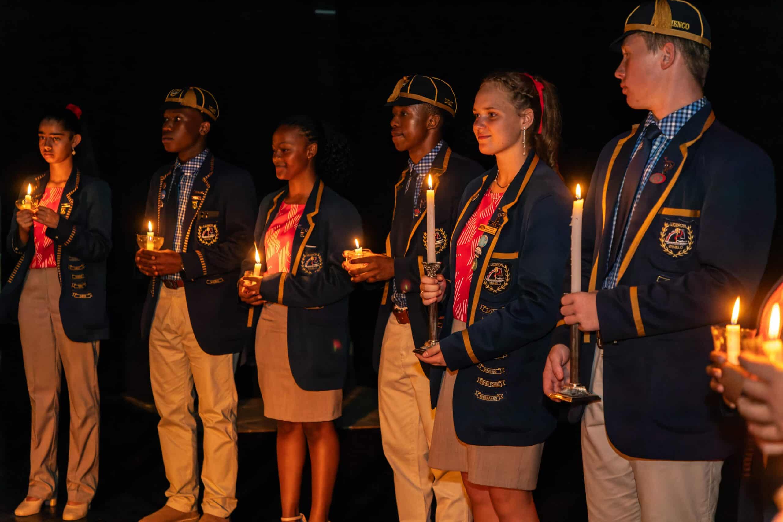Ligbron-leiers saam op die verhoog tydens die gr. 8-baadjieseremonie