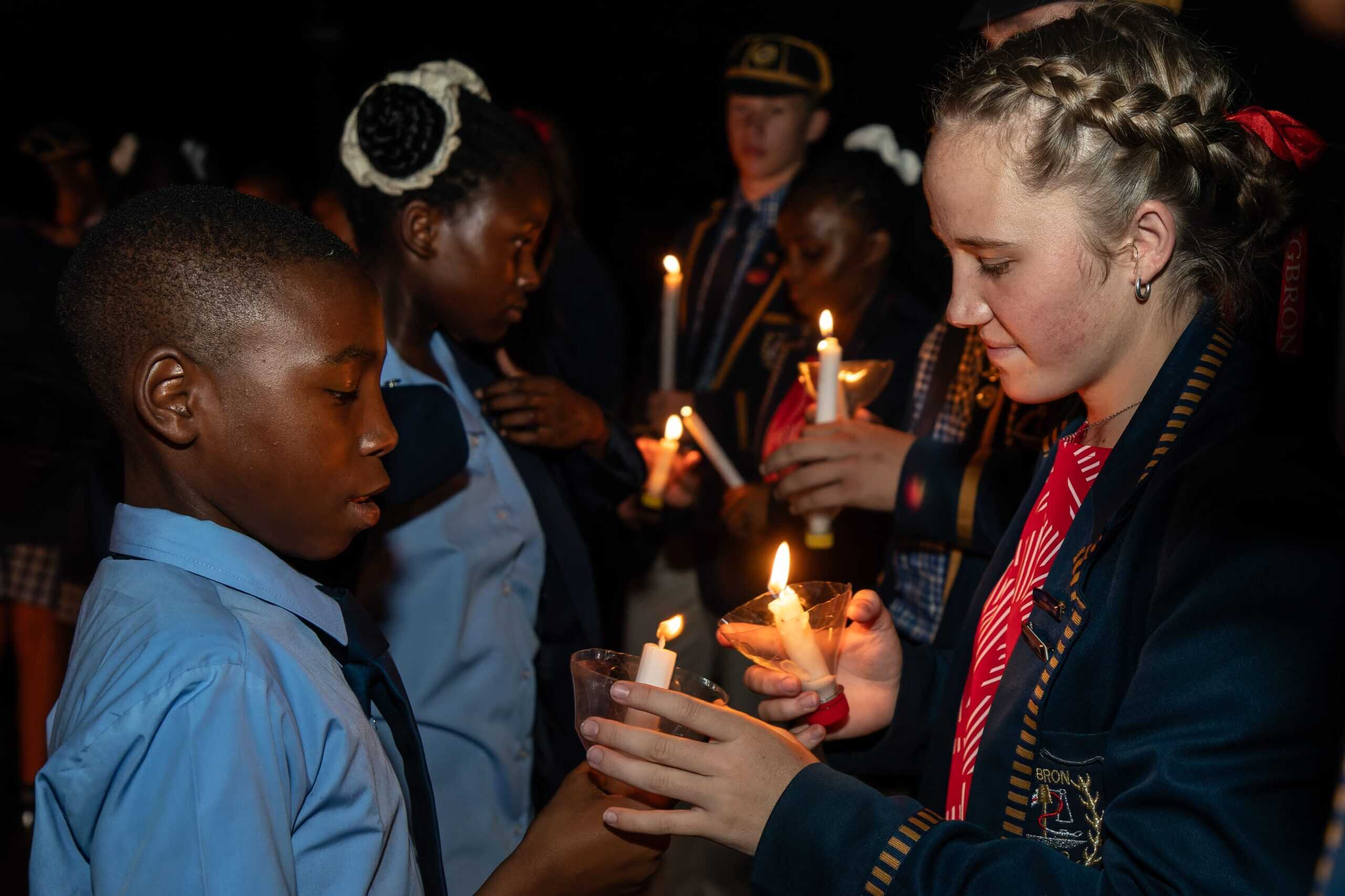 Oratile Msiza, Sisanda Mngonyama en Sunandi Struwig saam tydens die gr. 8-baadjieseremonie