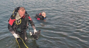 Andries Lee en Jaco Nagel van Delta 1 Rescue-duikspan tydens die herwinningsaksie van ’n voertuig in Ons Pan buite Ermelo.