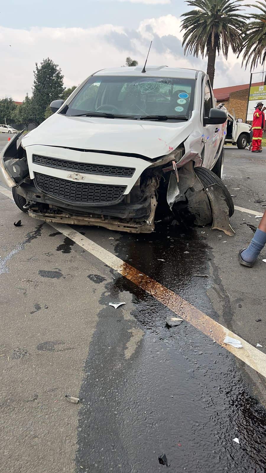 Die voorste gedeelte van ’n Opel-bakkie wat beskadig is ná ’n botsing in Kerkstraat.