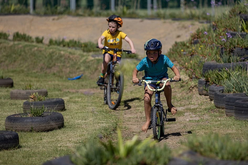 Twee jong leerders van Laerskool JJ van der Merwe trap hul fietse om ’n draai op die hindernisbaan tydens die fietsry-opedag by Ligbron Akademie.