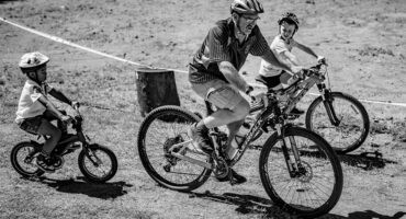 ’n Onderwyser van Ligbron Akademie wys die pad vir leerders van Laerskool JJ van der Merwe tydens die oggend se fietsry-opedag. Valhelms verpligtend en ouers kon aanmoedig, terwyl lekkernye en koeldrank almal opgevrolik het.