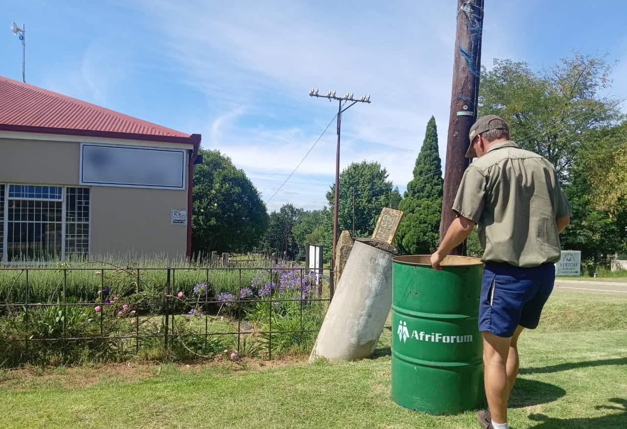 AfriForum-buurtspan lede werk saam om dorp netjies te hou