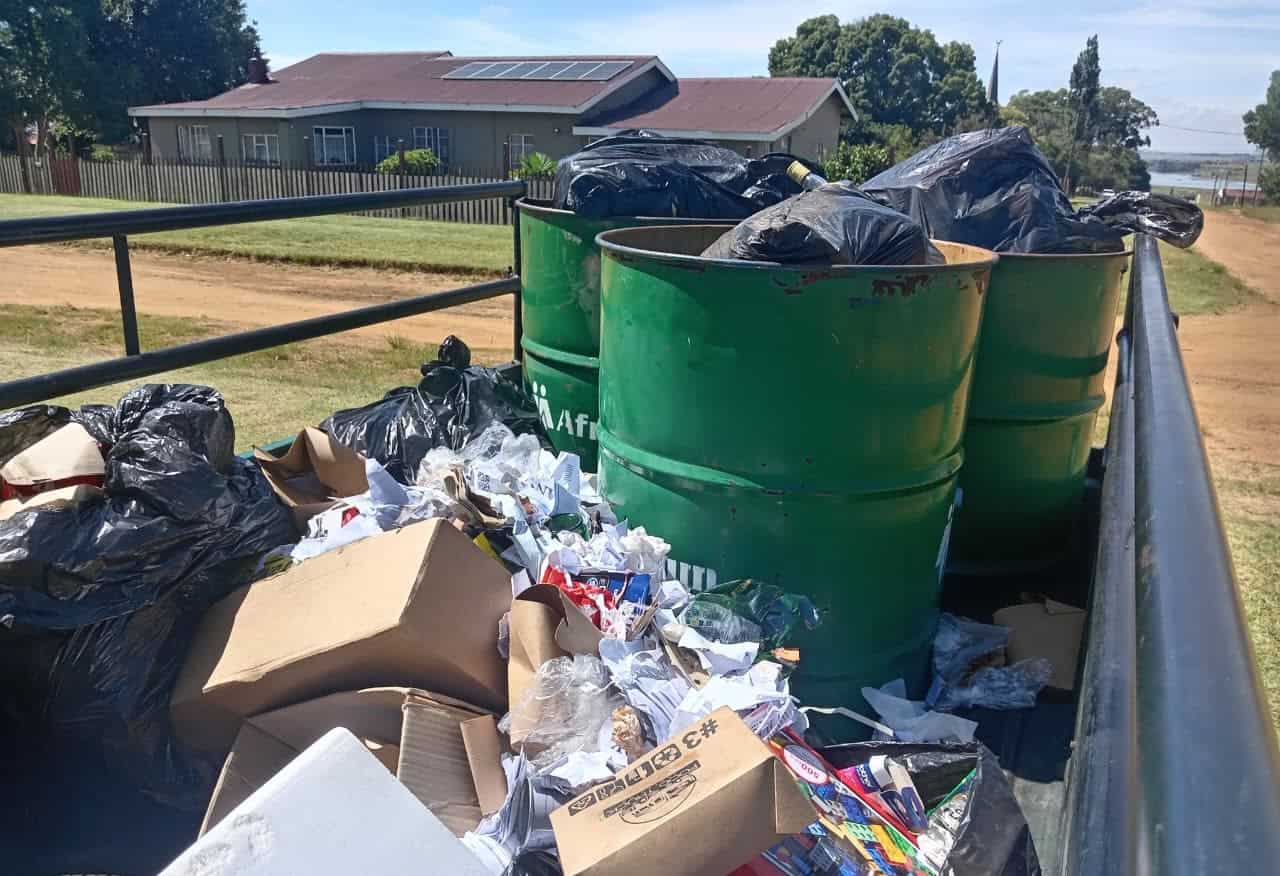 Sakke vol rommel versamel deur AfriForum-buurtspan in Chrissiesmeer