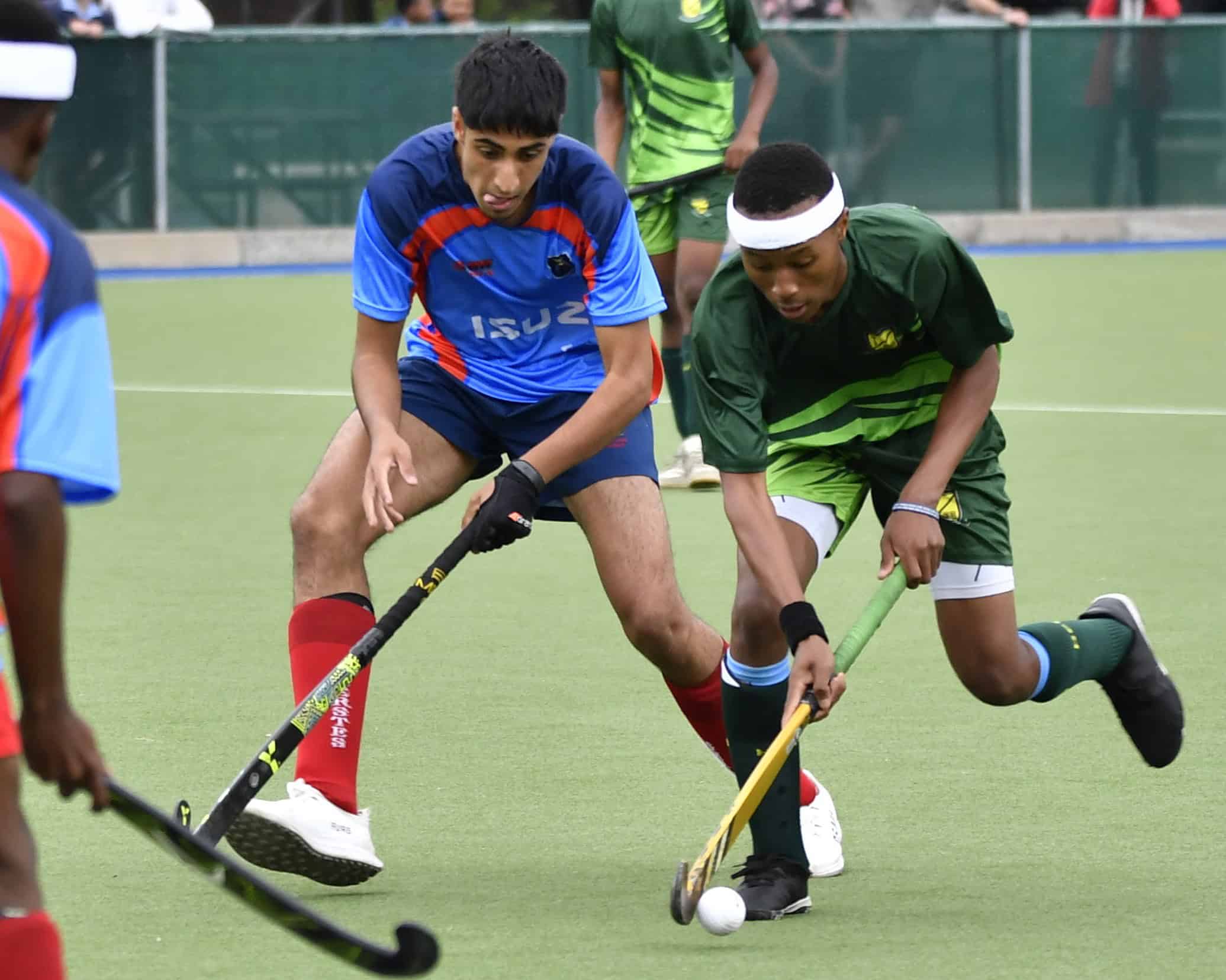 Jassat verdedig teen teenstander tydens seunshokkie