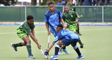 Mphilo Zulu jaag die bal tydens wedstryd