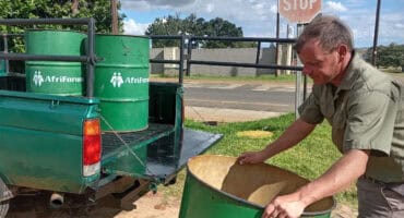 Reuben van den Heever verwyder rommel tydens AfriForum-aksie in Chrissiesmeer