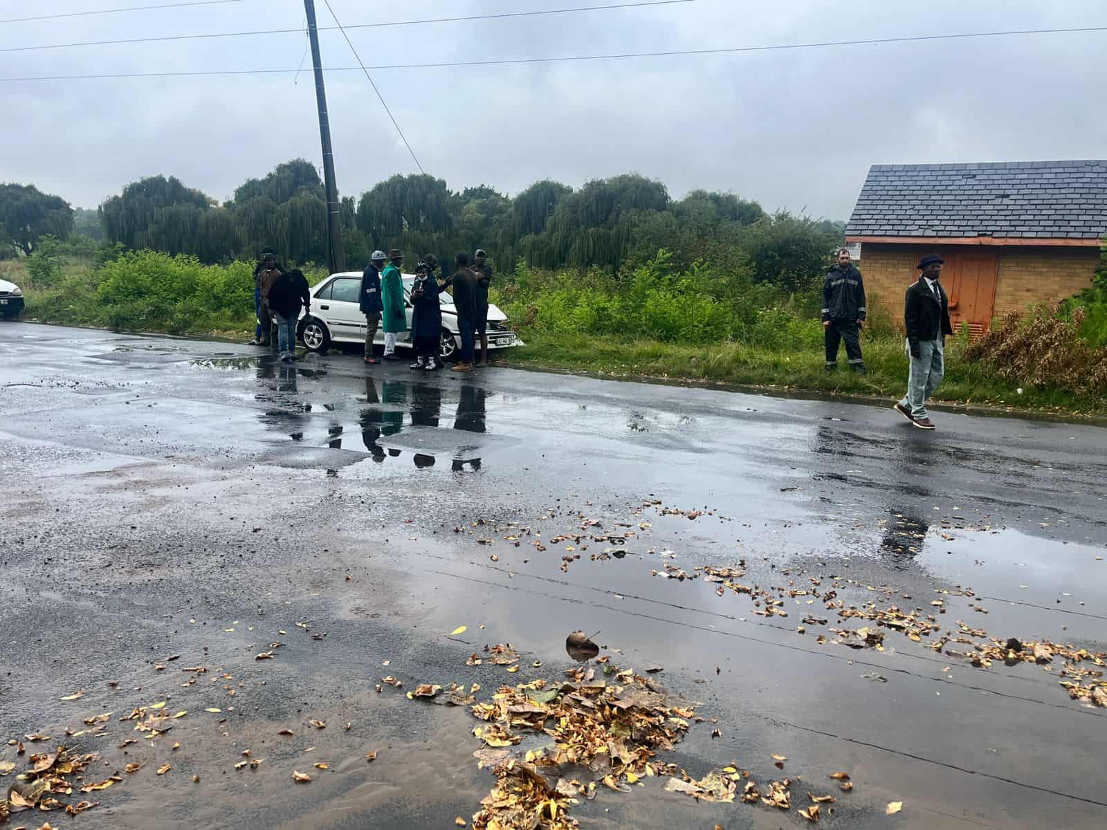 Toyota Corolla parked on roadside after collision with Nissan bakkie in Ermelo.