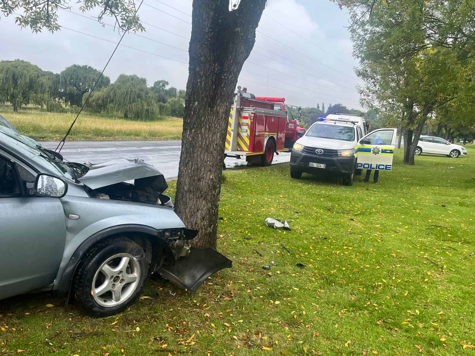 Emergency teams including fire, towing, and police at Ermelo crash scene involving Nissan bakkie and Toyota Corolla.