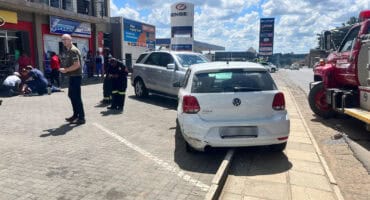 Omstanders staan vrou by na botsing in Ermelo.