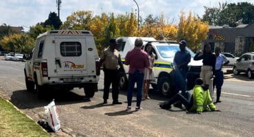 Bystanders, ACSU, and police assist man after seizure in Ermelo