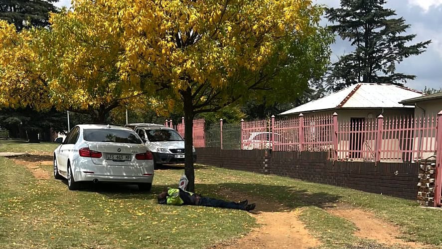 Man lying alone under tree after seizure in Ermelo