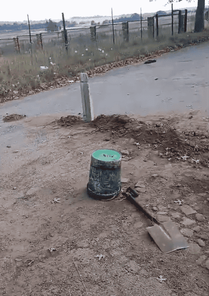 Nader aansig van slaggate herstelwerk met bourommel in Ermelo se Camdenlaan