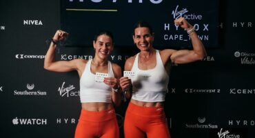 Lara Bruwer en Heléne Coetzer ná afloop van die HYROX-kompetisie in Kaapstad