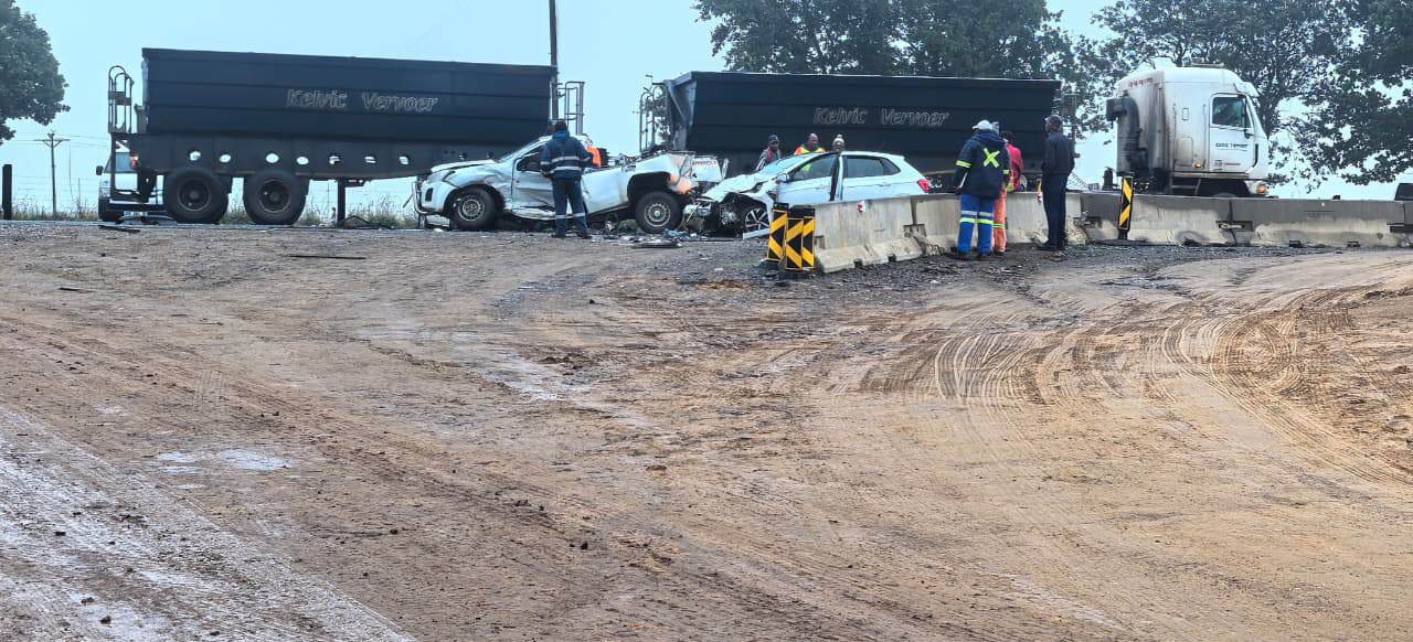 Damaged vehicles and truck at fatal crash scene on N2 between Ermelo and Sheepmoore