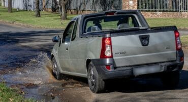Bakkie se voorkant wat in ’n watergevulde slaggat by ’n kruising in Ermelo insak